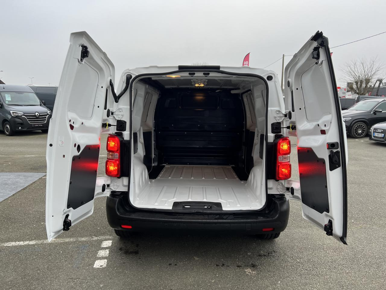 Opel Vivaro fourgon M 2.0 BLUEHDI 145CH EAT-8 PACK CLIM - כלי רכב מסחרי קטן: תמונה 3 Opel Vivaro fourgon M 2.0 BLUEHDI 145CH EAT-8 PACK CLIM - כלי רכב מסחרי קטן: תמונה 3