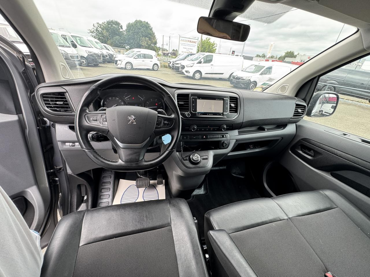 PEUGEOT Expert Standard 2.0 BlueHDI -180CH EAT8 ASPHALT - כלי רכב מסחרי עם לוח: תמונה 3 PEUGEOT Expert Standard 2.0 BlueHDI -180CH EAT8 ASPHALT - כלי רכב מסחרי עם לוח: תמונה 3