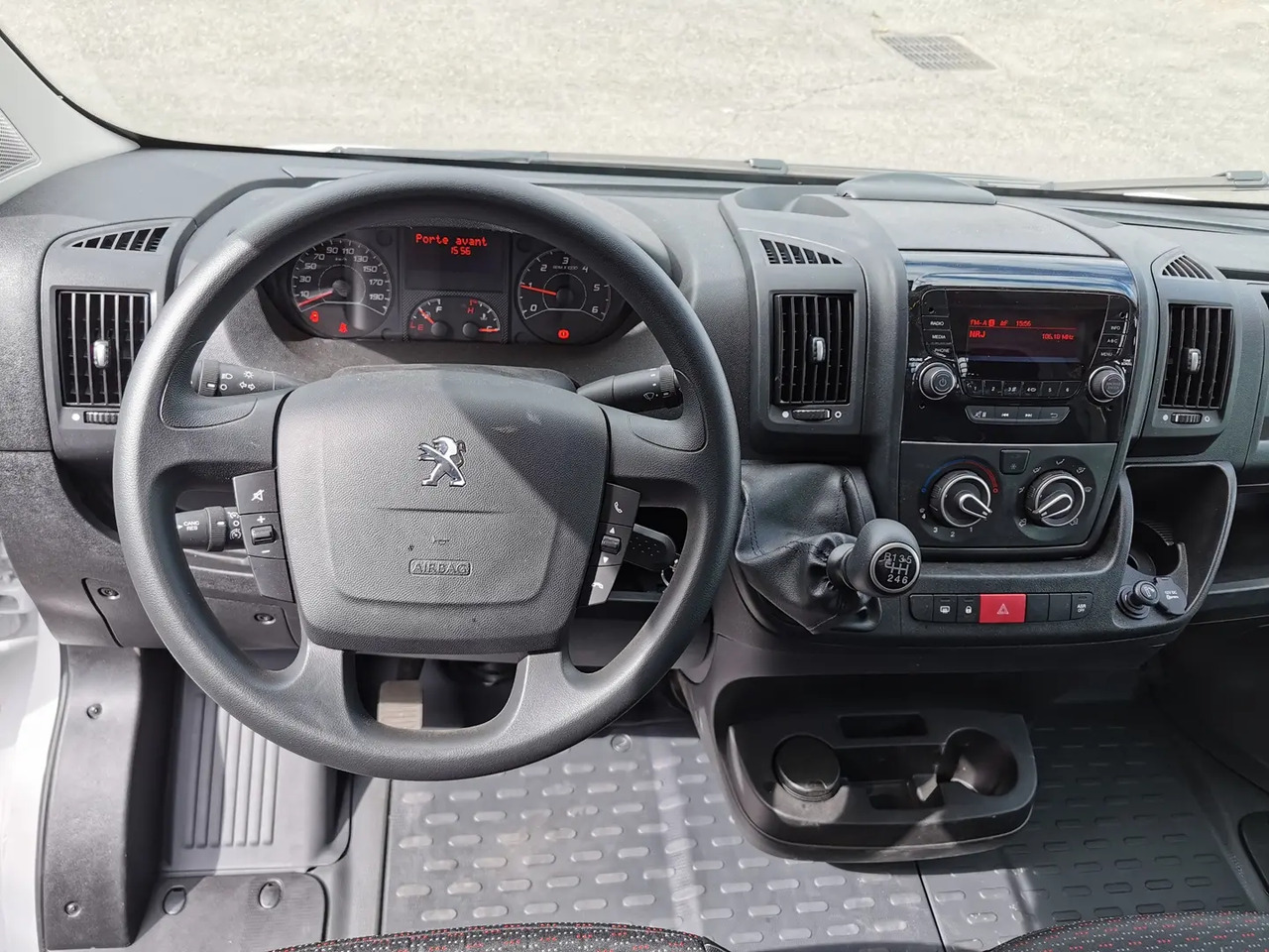 Peugeot Boxer 435 L4 2.2 BLUEHDI 140 S&S PREMIUM - כלי רכב מסחרי במיטה שטוחה: תמונה 4 Peugeot Boxer 435 L4 2.2 BLUEHDI 140 S&S PREMIUM - כלי רכב מסחרי במיטה שטוחה: תמונה 4