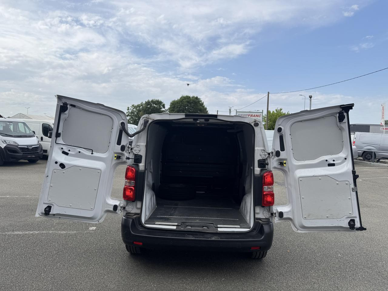 Peugeot Expert STANDARD 2.0 BLUEHDI 180CH S&S ASPHALT EAT8 - כלי רכב מסחרי עם לוח: תמונה 2 Peugeot Expert STANDARD 2.0 BLUEHDI 180CH S&S ASPHALT EAT8 - כלי רכב מסחרי עם לוח: תמונה 2