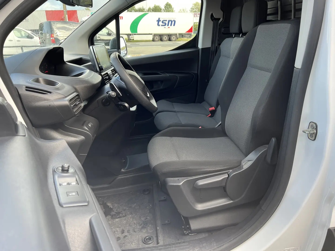 Peugeot Partner STANDARD 650KG BLUEHDI 130CH S&S ASPHALT EAT8 - כלי רכב מסחרי עם לוח: תמונה 5 Peugeot Partner STANDARD 650KG BLUEHDI 130CH S&S ASPHALT EAT8 - כלי רכב מסחרי עם לוח: תמונה 5