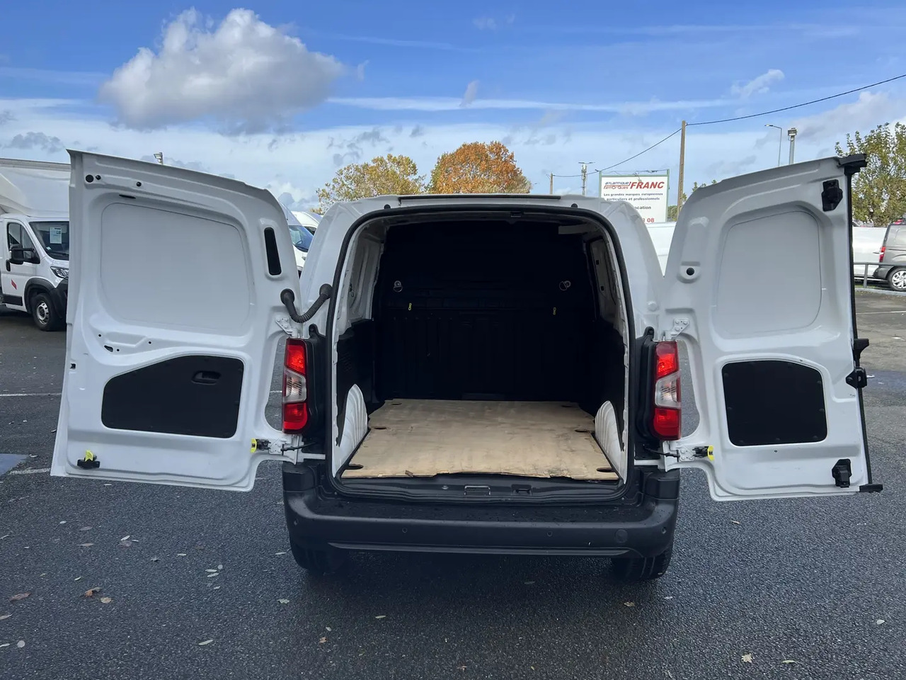 Peugeot Partner STANDARD 650KG BLUEHDI 130CH S&S ASPHALT EAT8 - כלי רכב מסחרי עם לוח: תמונה 3 Peugeot Partner STANDARD 650KG BLUEHDI 130CH S&S ASPHALT EAT8 - כלי רכב מסחרי עם לוח: תמונה 3