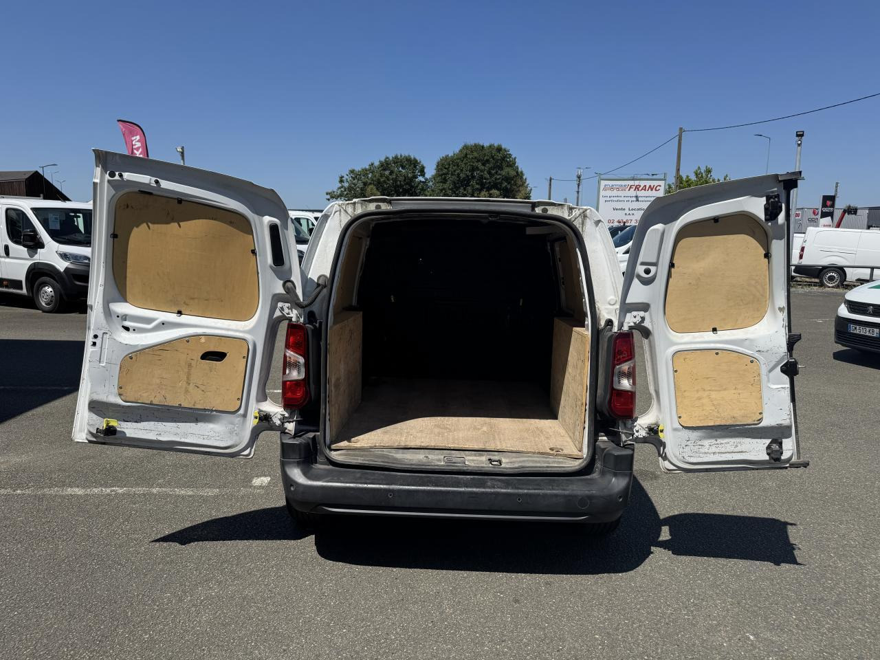 Peugeot Partner STANDARD 650KG BLUEHDI 130CH S&S ASPHALT EAT8 - כלי רכב מסחרי קטן: תמונה 2 Peugeot Partner STANDARD 650KG BLUEHDI 130CH S&S ASPHALT EAT8 - כלי רכב מסחרי קטן: תמונה 2