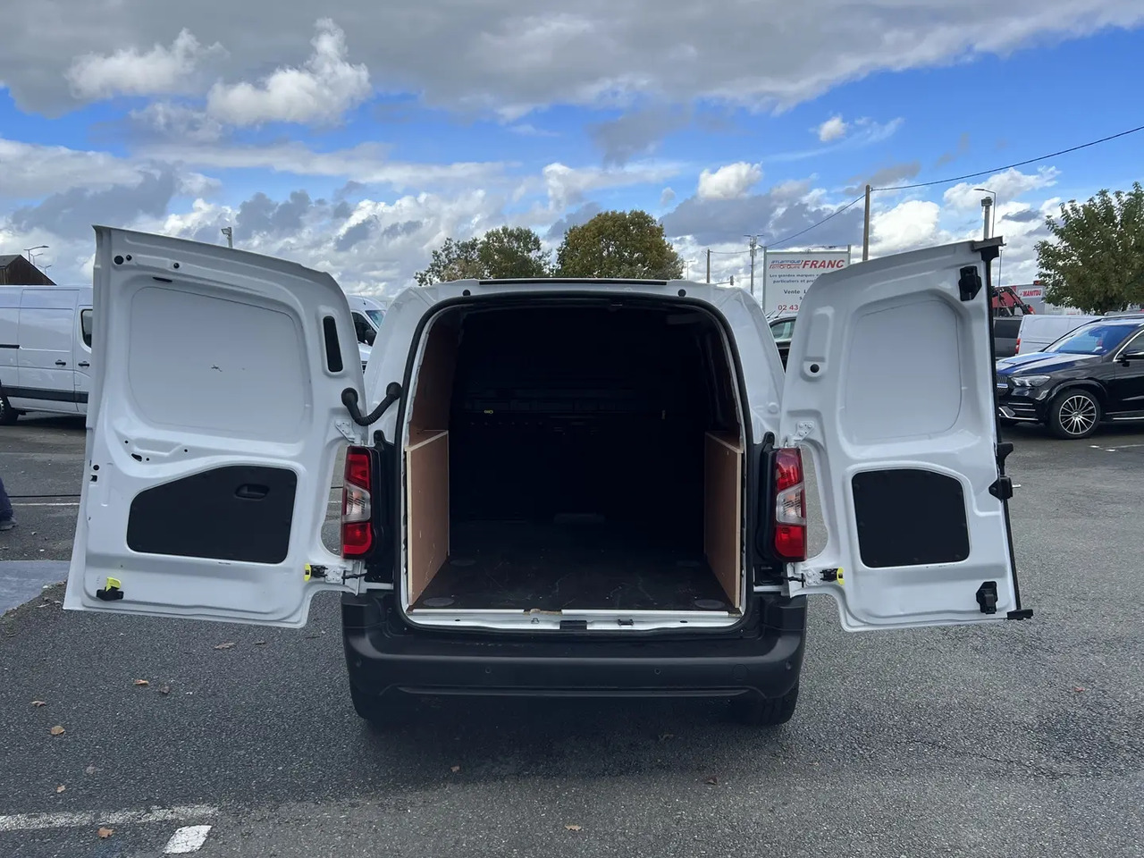 Peugeot Partner STANDARD 650KG BLUEHDI 130CH S&S PREMIUM EAT8 - כלי רכב מסחרי קטן: תמונה 3 Peugeot Partner STANDARD 650KG BLUEHDI 130CH S&S PREMIUM EAT8 - כלי רכב מסחרי קטן: תמונה 3