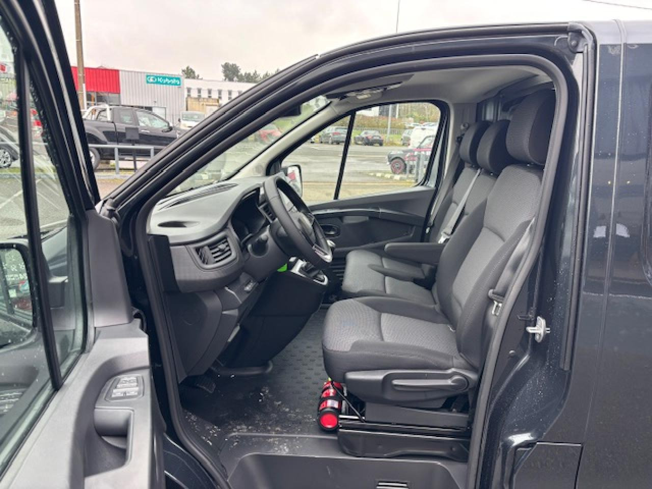 RENAULT TRAFIC 3T0 L1H1 2.0 DCI 150CH - כלי רכב מסחרי עם לוח: תמונה 5 RENAULT TRAFIC 3T0 L1H1 2.0 DCI 150CH - כלי רכב מסחרי עם לוח: תמונה 5