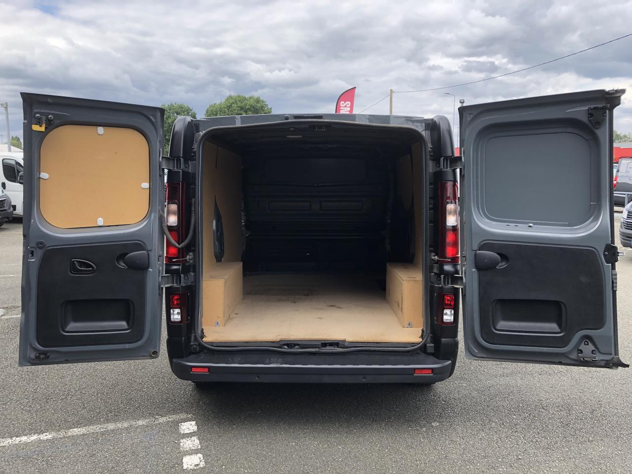 RENAULT trafic L1H1 2T8 2.0 BLUE DCI 130CH GRAND CONFORT KIT BOIS - כלי רכב מסחרי עם לוח: תמונה 2 RENAULT trafic L1H1 2T8 2.0 BLUE DCI 130CH GRAND CONFORT KIT BOIS - כלי רכב מסחרי עם לוח: תמונה 2