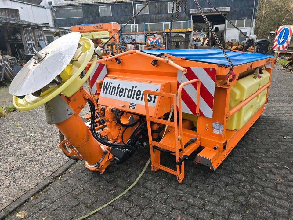 Küpper-Weisser IMSSN 2,7m3 F2527HFS IMSSF Salzstreuer Winterdienst Streuautomat Streusilo Solestreuer passend für UNIMOG 405/10 405/12 UGE UGN U300 400 500 530 430 318 423 - מפזר חול/ מלח: תמונה 1 Küpper-Weisser IMSSN 2,7m3 F2527HFS IMSSF Salzstreuer Winterdienst Streuautomat Streusilo Solestreuer passend für UNIMOG 405/10 405/12 UGE UGN U300 400 500 530 430 318 423 - מפזר חול/ מלח: תמונה 1