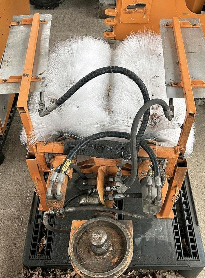 Leitpfostenwaschgerät Fiedler FLW 500 für Mähausleger Böschungsmäher Böschungsmulcher FfM 400 500 600 Leitpfostenwaschmaschine - מטאטא: תמונה 1 Leitpfostenwaschgerät Fiedler FLW 500 für Mähausleger Böschungsmäher Böschungsmulcher FfM 400 500 600 Leitpfostenwaschmaschine - מטאטא: תמונה 1