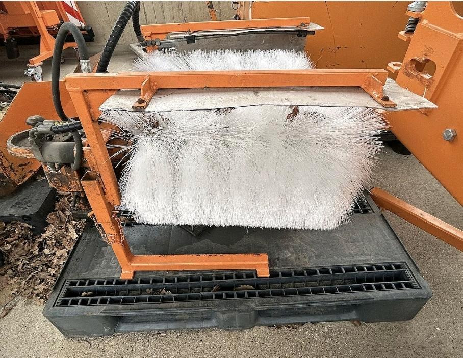 Leitpfostenwaschgerät Fiedler FLW 500 für Mähausleger Böschungsmäher Böschungsmulcher FfM 400 500 600 Leitpfostenwaschmaschine - מטאטא: תמונה 5 Leitpfostenwaschgerät Fiedler FLW 500 für Mähausleger Böschungsmäher Böschungsmulcher FfM 400 500 600 Leitpfostenwaschmaschine - מטאטא: תמונה 5