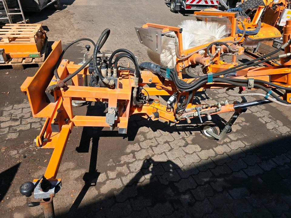 Leitpfostenwaschgerät WV 3-L für Unimog 405/10 405/12 U300 u400 300 500 318 218 423 430 530 Schmidt - מטאטא: תמונה 3 Leitpfostenwaschgerät WV 3-L für Unimog 405/10 405/12 U300 u400 300 500 318 218 423 430 530 Schmidt - מטאטא: תמונה 3