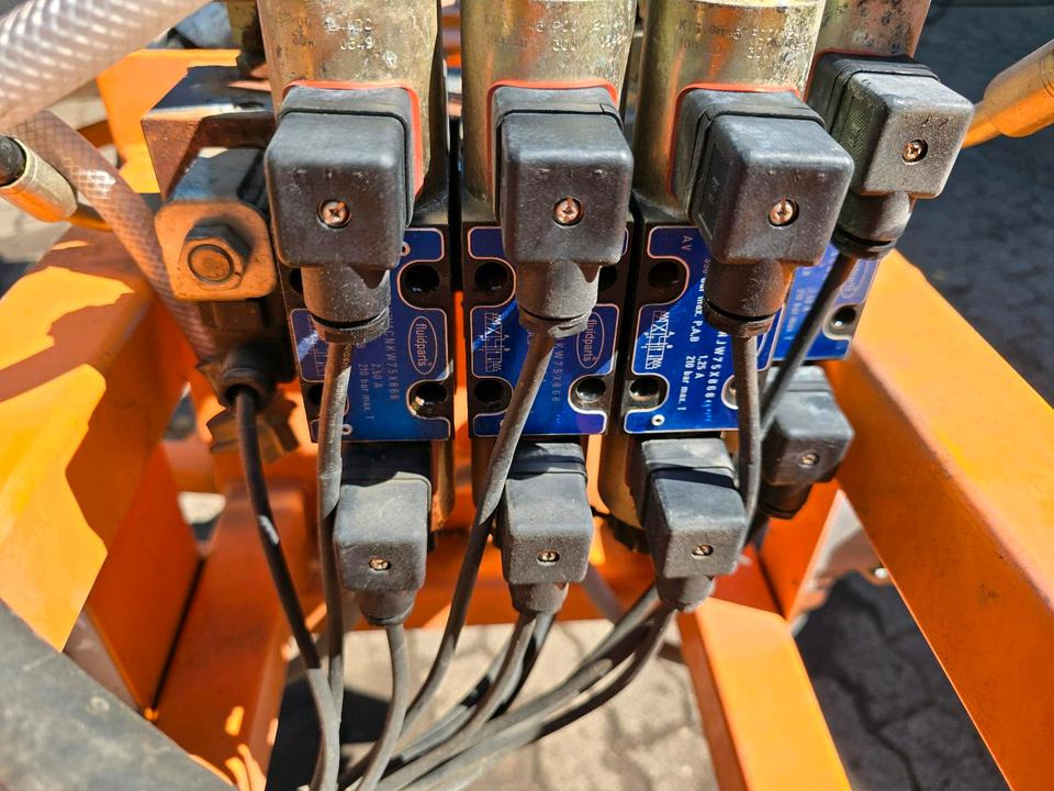 Leitpfostenwaschgerät WV 3-L für Unimog 405/10 405/12 U300 u400 300 500 318 218 423 430 530 Schmidt - מטאטא: תמונה 5 Leitpfostenwaschgerät WV 3-L für Unimog 405/10 405/12 U300 u400 300 500 318 218 423 430 530 Schmidt - מטאטא: תמונה 5