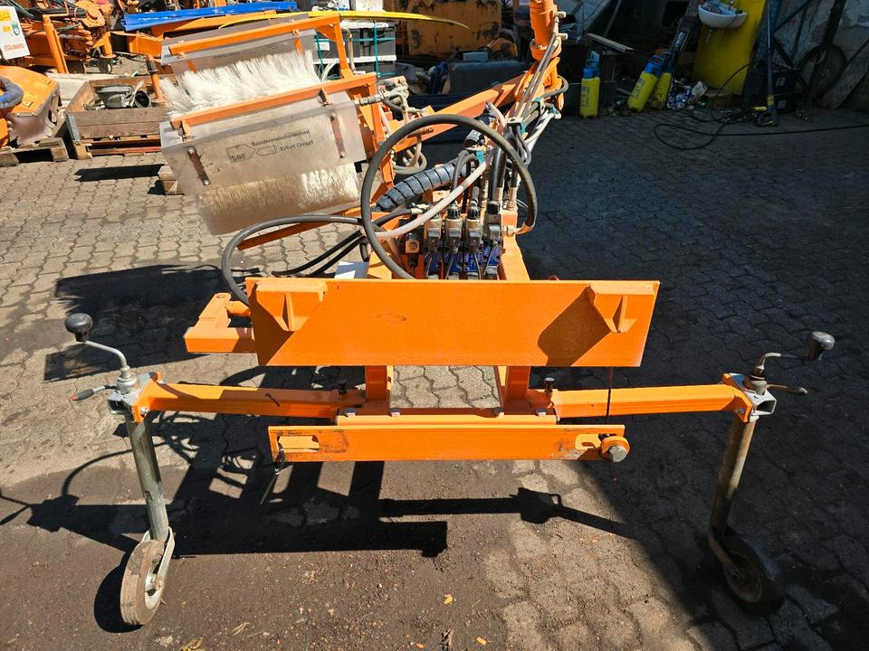 Leitpfostenwaschgerät WV 3-L für Unimog 405/10 405/12 U300 u400 300 500 318 218 423 430 530 Schmidt - מטאטא: תמונה 2 Leitpfostenwaschgerät WV 3-L für Unimog 405/10 405/12 U300 u400 300 500 318 218 423 430 530 Schmidt - מטאטא: תמונה 2