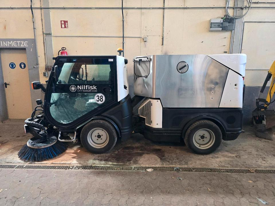 Nilfisk City Ranger 3500 Kehrmaschine Straßenkehrmaschine mit Schmidt Bediendisplay Hako Kehreinheit - מטאטא כבישים: תמונה 3 Nilfisk City Ranger 3500 Kehrmaschine Straßenkehrmaschine mit Schmidt Bediendisplay Hako Kehreinheit - מטאטא כבישים: תמונה 3