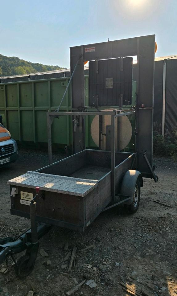 קרון נגרר Nissen FAT Absperrtafel VZ616 Fahrbare Verkehrsleittafel Verkehrssicherungsanhänger Verkehrsleitanhänger Trebbiner Horizont Sperrwand: תמונה 6