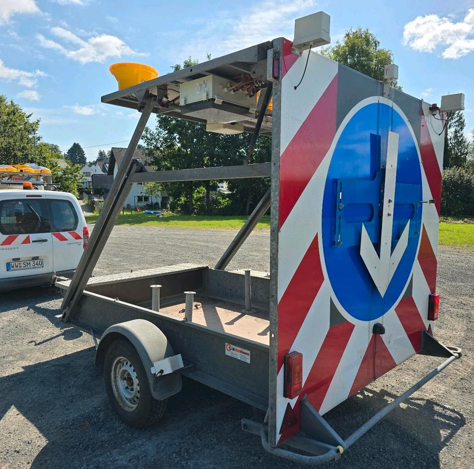 Nissen LED Absperrtafel DORA GPS FAT VZ-616 Fahrbare Absperrtafel Sperrwand Verkehrsleittafel Verkehrssicherungsanhänger Verkehrsleitanhänger Trebbiner Horizont - קרון נגרר: תמונה 4 Nissen LED Absperrtafel DORA GPS FAT VZ-616 Fahrbare Absperrtafel Sperrwand Verkehrsleittafel Verkehrssicherungsanhänger Verkehrsleitanhänger Trebbiner Horizont - קרון נגרר: תמונה 4