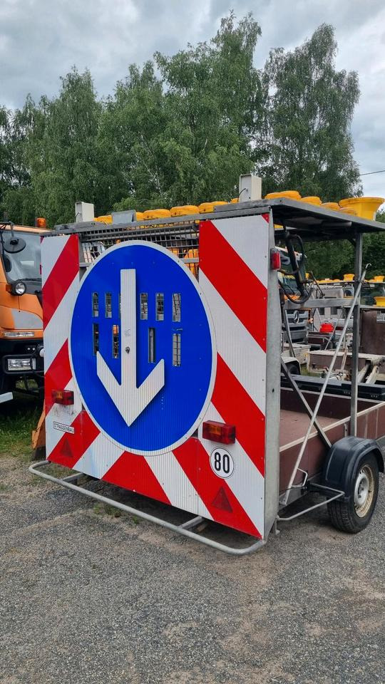 Nissen VZ616 Absperrtafel LED Funkwarnmeldeanlage Sperrwand Sperrtafel Verkehrsleittafel Verkehrsleitanhänger Verkehrssicherungsanhänger Leittafel Verkehrssicherung Vorwarner Vorwarntafel ABT - ציוד בנייה, קרון נגרר: תמונה 1 Nissen VZ616 Absperrtafel LED Funkwarnmeldeanlage Sperrwand Sperrtafel Verkehrsleittafel Verkehrsleitanhänger Verkehrssicherungsanhänger Leittafel Verkehrssicherung Vorwarner Vorwarntafel ABT - ציוד בנייה, קרון נגרר: תמונה 1