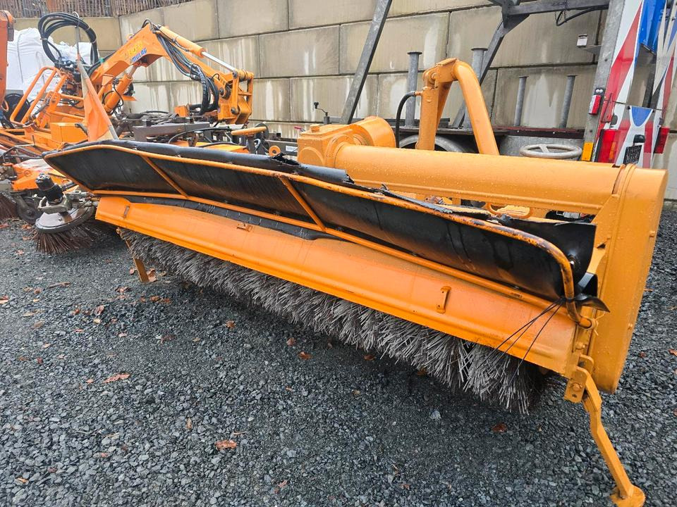 Schmidt VKS Kehrmaschine Straßenkehrmaschine Frontkehrmaschine Kehrbesen für Radlader Unimog Traktor - מטאטא: תמונה 5 Schmidt VKS Kehrmaschine Straßenkehrmaschine Frontkehrmaschine Kehrbesen für Radlader Unimog Traktor - מטאטא: תמונה 5