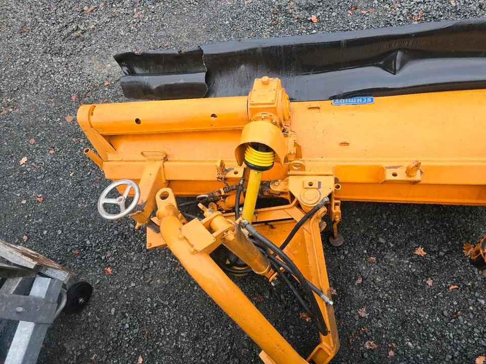 Schmidt VKS Kehrmaschine Straßenkehrmaschine Frontkehrmaschine Kehrbesen für Radlader Unimog Traktor - מטאטא: תמונה 3 Schmidt VKS Kehrmaschine Straßenkehrmaschine Frontkehrmaschine Kehrbesen für Radlader Unimog Traktor - מטאטא: תמונה 3