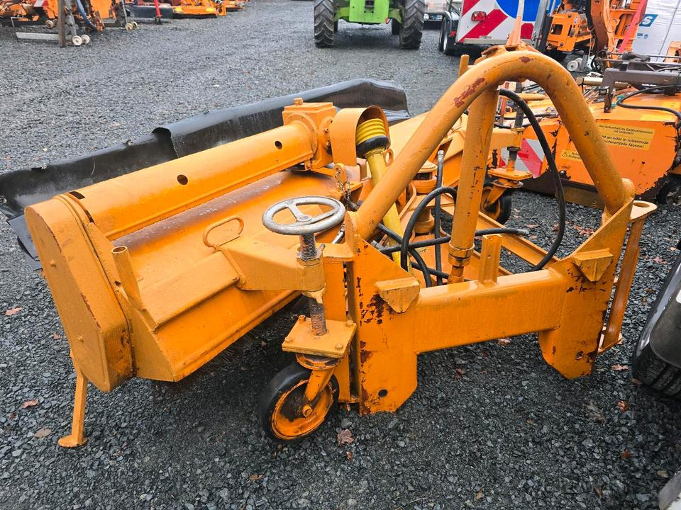 Schmidt VKS Kehrmaschine Straßenkehrmaschine Frontkehrmaschine Kehrbesen für Radlader Unimog Traktor - מטאטא: תמונה 1 Schmidt VKS Kehrmaschine Straßenkehrmaschine Frontkehrmaschine Kehrbesen für Radlader Unimog Traktor - מטאטא: תמונה 1