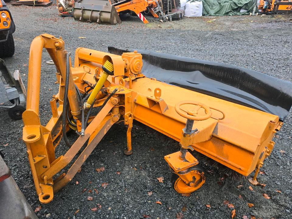 Schmidt VKS Kehrmaschine Straßenkehrmaschine Frontkehrmaschine Kehrbesen für Radlader Unimog Traktor - מטאטא: תמונה 2 Schmidt VKS Kehrmaschine Straßenkehrmaschine Frontkehrmaschine Kehrbesen für Radlader Unimog Traktor - מטאטא: תמונה 2
