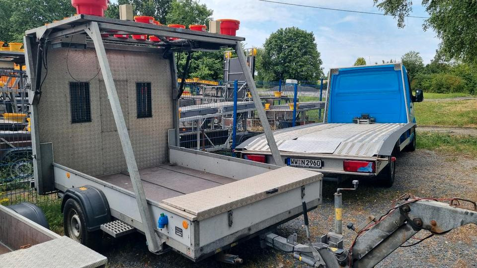 Trebbiner Absperrtafel VZ616 LED Funkwarnmeldeanlage Absperrtafel Sperrwand Verkehrsleittafel Verkehrsleitanhänger Verkehrssicherungsanhänger Leitanhänger Leittafel Verkehrssicherung Nissen Horizont - קרון נגרר: תמונה 2 Trebbiner Absperrtafel VZ616 LED Funkwarnmeldeanlage Absperrtafel Sperrwand Verkehrsleittafel Verkehrsleitanhänger Verkehrssicherungsanhänger Leitanhänger Leittafel Verkehrssicherung Nissen Horizont - קרון נגרר: תמונה 2
