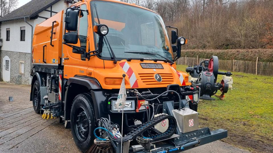 Unimog 9400km U400 405 Kehrmaschine SK 370 Schmidt Mercedes Benz Variopilot Kehraufbau Hydrostat 2011 Bluetec 5 - מטאטא כבישים: תמונה 2 Unimog 9400km U400 405 Kehrmaschine SK 370 Schmidt Mercedes Benz Variopilot Kehraufbau Hydrostat 2011 Bluetec 5 - מטאטא כבישים: תמונה 2