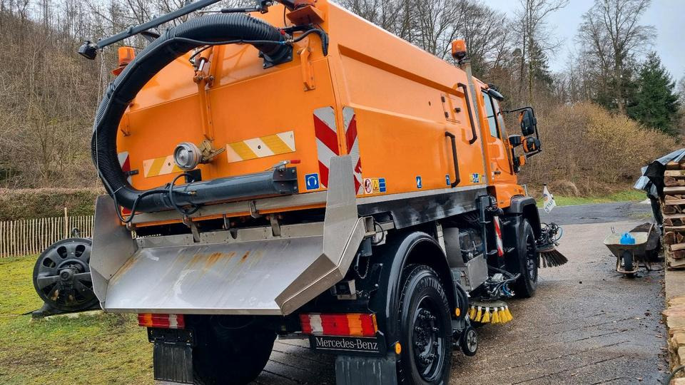 Unimog 9400km U400 405 Kehrmaschine SK 370 Schmidt Mercedes Benz Variopilot Kehraufbau Hydrostat 2011 Bluetec 5 - מטאטא כבישים: תמונה 4 Unimog 9400km U400 405 Kehrmaschine SK 370 Schmidt Mercedes Benz Variopilot Kehraufbau Hydrostat 2011 Bluetec 5 - מטאטא כבישים: תמונה 4