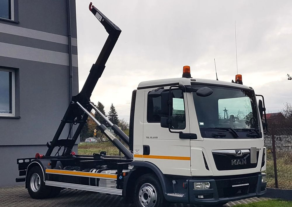 MAN TGL 12.220 HAKOWIEC 4x2 KLIMA HAKOWIEC DO KONTENERÓW - משאית הרמת וו: תמונה 1 MAN TGL 12.220 HAKOWIEC 4x2 KLIMA HAKOWIEC DO KONTENERÓW - משאית הרמת וו: תמונה 1