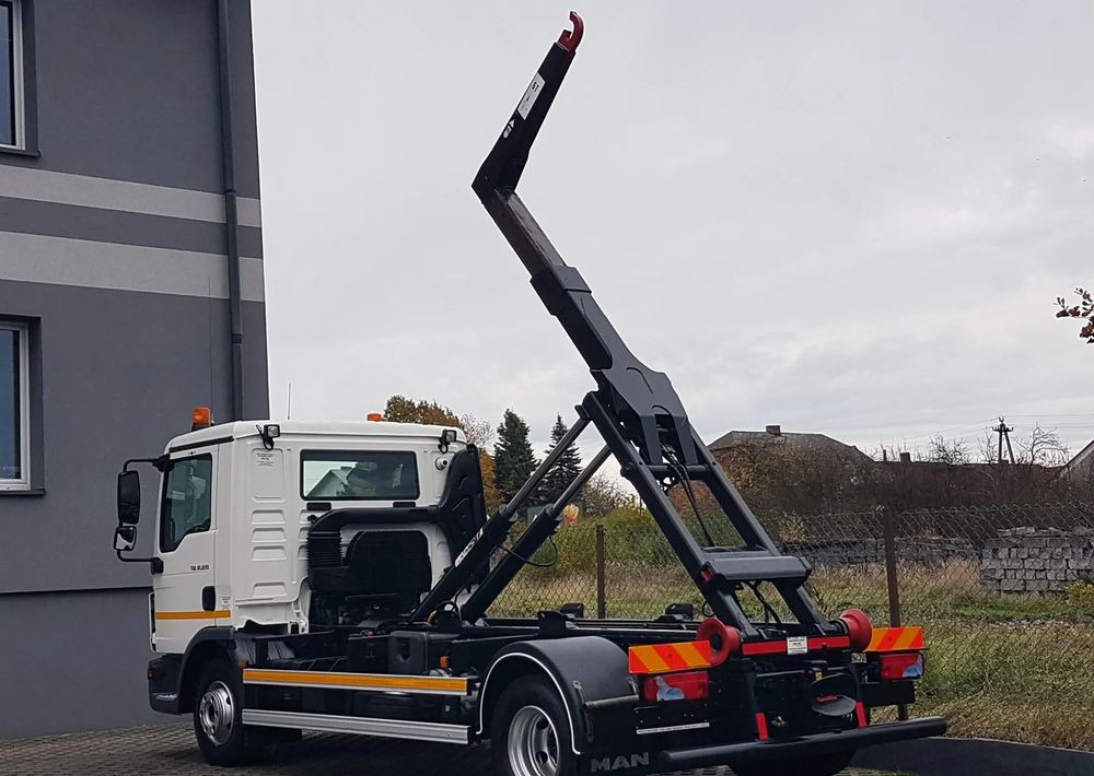 MAN TGL 12.220 HAKOWIEC 4x2 KLIMA HAKOWIEC DO KONTENERÓW - משאית הרמת וו: תמונה 3 MAN TGL 12.220 HAKOWIEC 4x2 KLIMA HAKOWIEC DO KONTENERÓW - משאית הרמת וו: תמונה 3