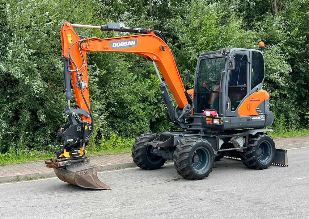 Doosan DOOSAN DX57W *ROTOTILT* 2200 Motogodzin JAK NOWA KOPARKA KOŁOWA STAN PERFEKCYJNY SPROWADZONA - מחפר גלגלים: תמונה 1 Doosan DOOSAN DX57W *ROTOTILT* 2200 Motogodzin JAK NOWA KOPARKA KOŁOWA STAN PERFEKCYJNY SPROWADZONA - מחפר גלגלים: תמונה 1