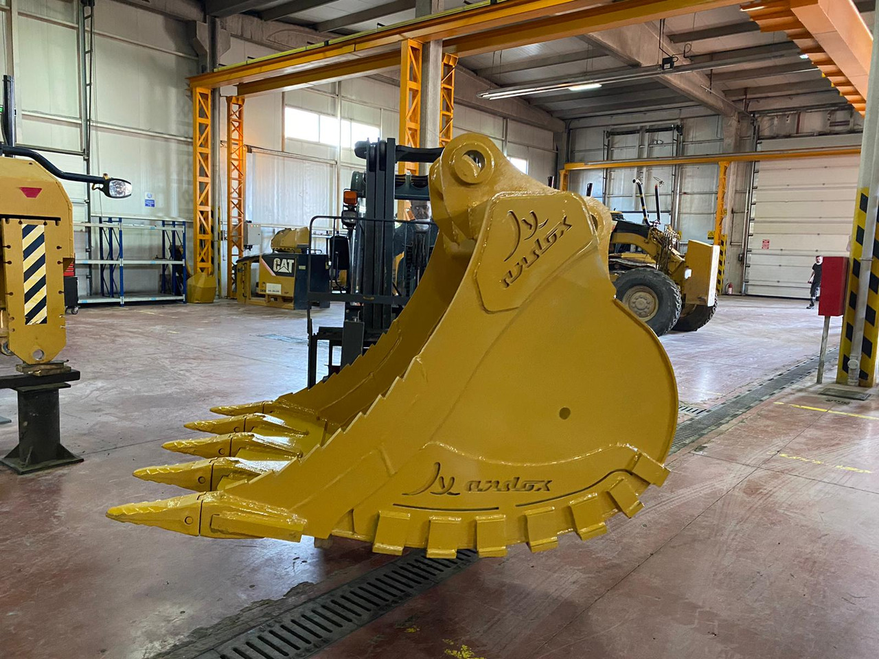 CAT Rock Bucket - דלי מחפר עבור מכונת בנייה: תמונה 5 CAT Rock Bucket - דלי מחפר עבור מכונת בנייה: תמונה 5