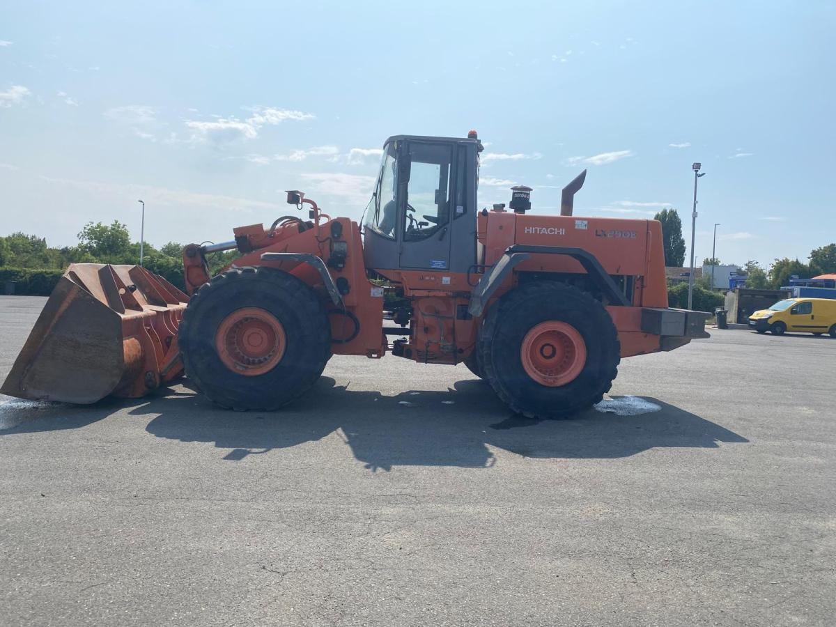 Hitachi LX290 - מעמיס גלגלים: תמונה 3 Hitachi LX290 - מעמיס גלגלים: תמונה 3