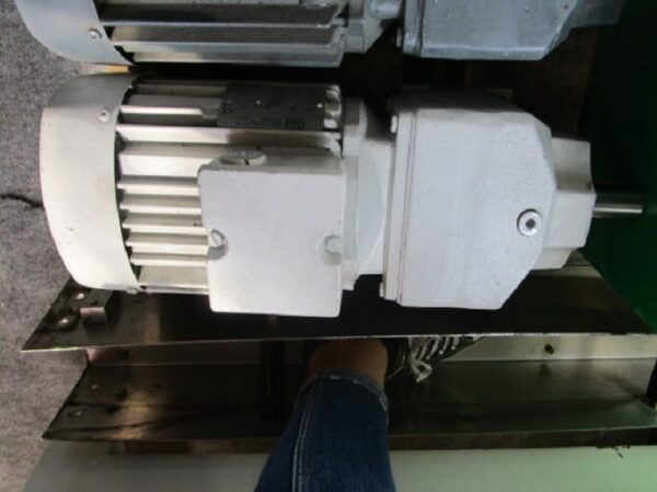 ELEKTROMOTOR MIT GETRIEBE - חלקי חילוף עבור מכונת הדפסה: תמונה 1 ELEKTROMOTOR MIT GETRIEBE - חלקי חילוף עבור מכונת הדפסה: תמונה 1