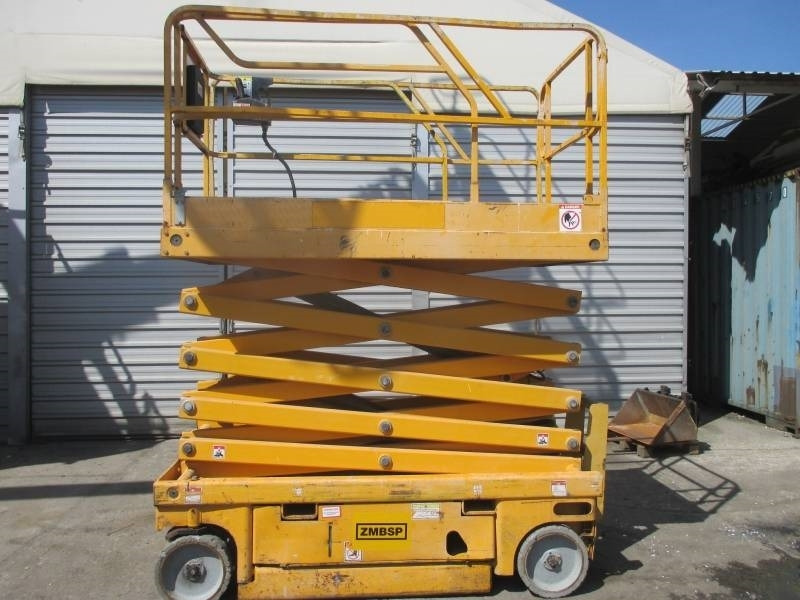 Haulotte Compact 12 - מעלית מספריים: תמונה 1 Haulotte Compact 12 - מעלית מספריים: תמונה 1