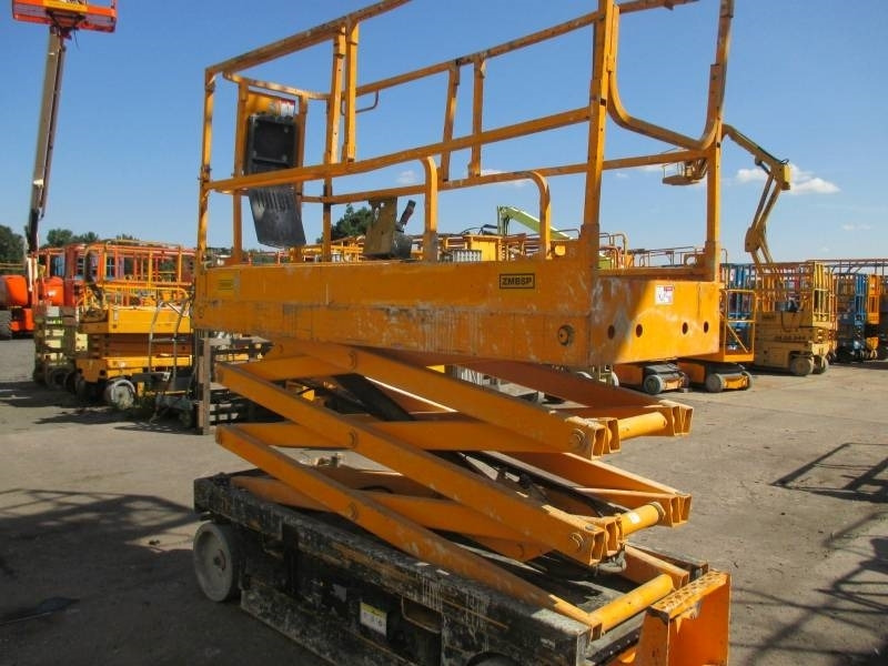 Haulotte Compact 8 - מעלית מספריים: תמונה 4 Haulotte Compact 8 - מעלית מספריים: תמונה 4