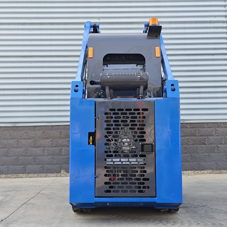 LEZUM LA670 Skid Steer Euro 5/Epa Engine Kubota Mini Small Skid Steer Loader For Sale - מעמיס היגוי החלקה: תמונה 3 LEZUM LA670 Skid Steer Euro 5/Epa Engine Kubota Mini Small Skid Steer Loader For Sale - מעמיס היגוי החלקה: תמונה 3
