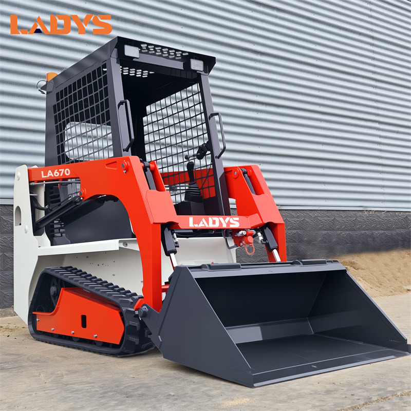 LADYS LA670 Mini Small Skid Steer Loader Compact Track Diesel Mini Skid Steer Loader For Sale With Small Mini Skid Steer Attachments 4 In 1 Bucket - מעמיס היגוי החלקה: תמונה 2 LADYS LA670 Mini Small Skid Steer Loader Compact Track Diesel Mini Skid Steer Loader For Sale With Small Mini Skid Steer Attachments 4 In 1 Bucket - מעמיס היגוי החלקה: תמונה 2
