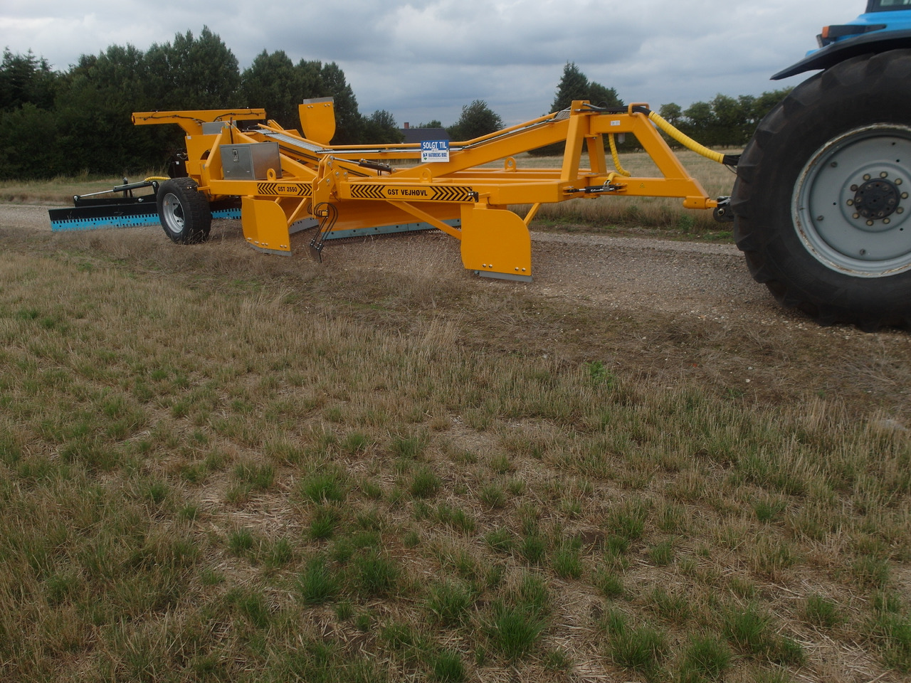 GST 2550 Gravel road tractor Grader - מפלסת: תמונה 1 GST 2550 Gravel road tractor Grader - מפלסת: תמונה 1