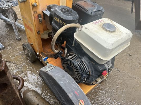 Scie à sol HUSQVARNA - ציוד בנייה: תמונה 3 Scie à sol HUSQVARNA - ציוד בנייה: תמונה 3