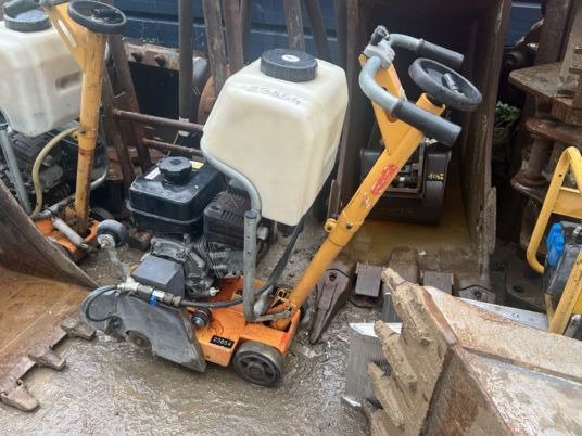 Scie à sol HUSQVARNA - ציוד בנייה: תמונה 1 Scie à sol HUSQVARNA - ציוד בנייה: תמונה 1