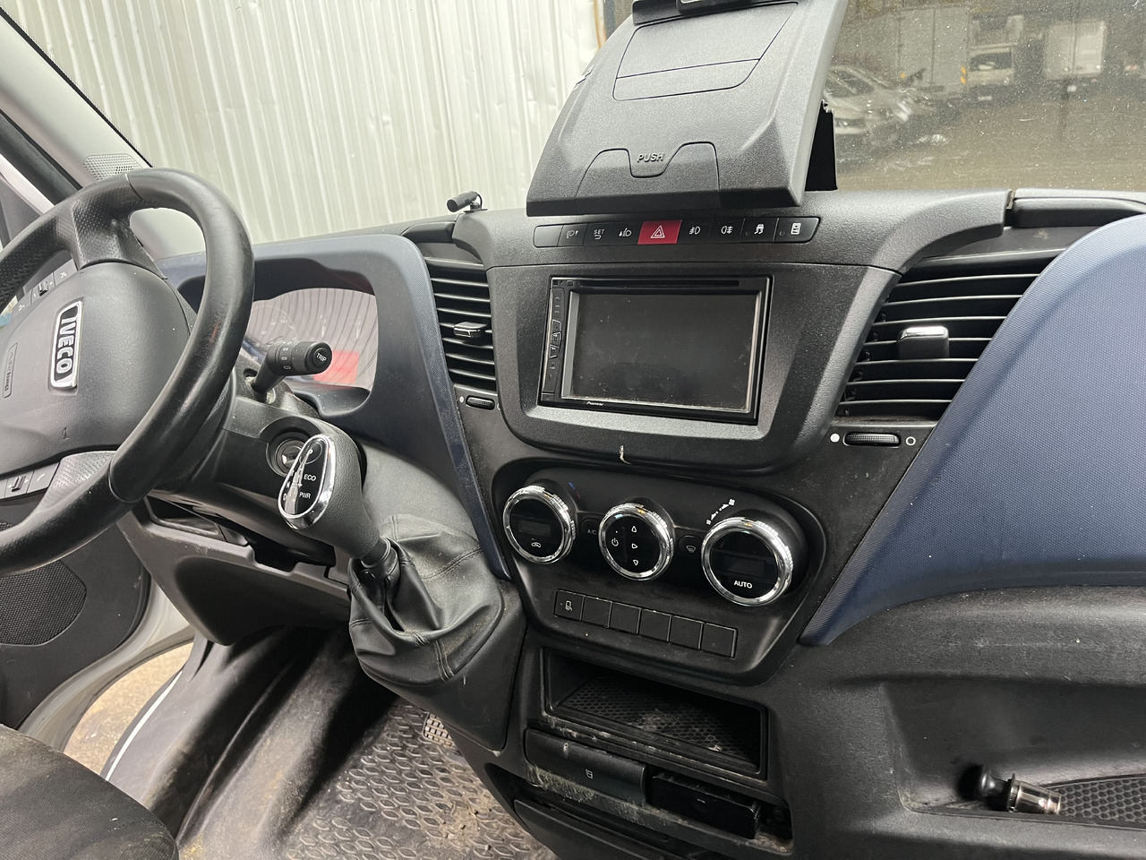 כלי רכב מסחרי עם לוח Iveco 35-180 35s18 11M3: תמונה 6 כלי רכב מסחרי עם לוח Iveco 35-180 35s18 11M3: תמונה 6