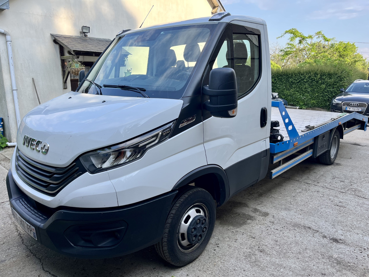 Iveco Daily 35-180 plateau dépannage dépanneuse porte voiture - כלי רכב מסחרי במיטה שטוחה: תמונה 1 Iveco Daily 35-180 plateau dépannage dépanneuse porte voiture - כלי רכב מסחרי במיטה שטוחה: תמונה 1