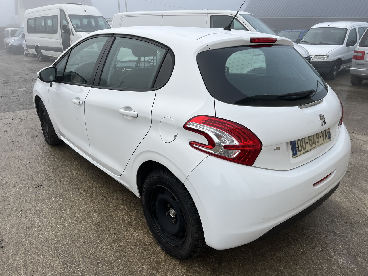 Peugeot 208 1L6 hdi 100cv 2 places motricité renforcée FAM - כלי רכב מסחרי קטן: תמונה 3 Peugeot 208 1L6 hdi 100cv 2 places motricité renforcée FAM - כלי רכב מסחרי קטן: תמונה 3