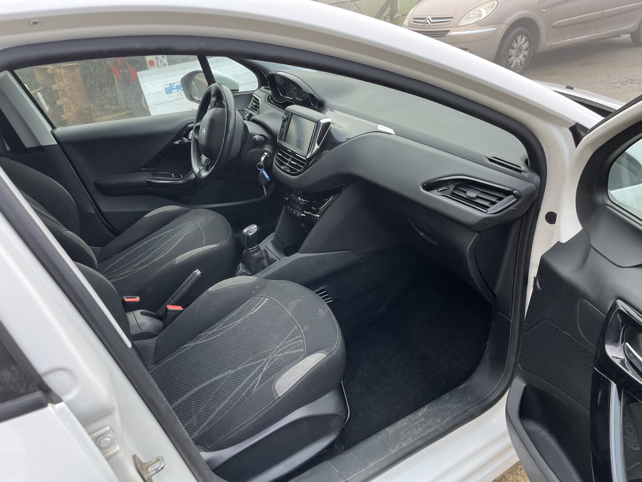 Peugeot 208 1L6 hdi 100cv 2 places motricité renforcée FAM - כלי רכב מסחרי קטן: תמונה 4 Peugeot 208 1L6 hdi 100cv 2 places motricité renforcée FAM - כלי רכב מסחרי קטן: תמונה 4