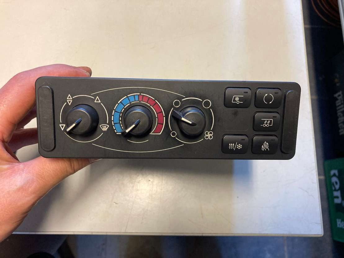 Wabco Wabco Klimabedienteil 4461950040 MAN Lions City 446 195 004 0 - תא ופנים הרכב עבור אוטובוס: תמונה 1 Wabco Wabco Klimabedienteil 4461950040 MAN Lions City 446 195 004 0 - תא ופנים הרכב עבור אוטובוס: תמונה 1