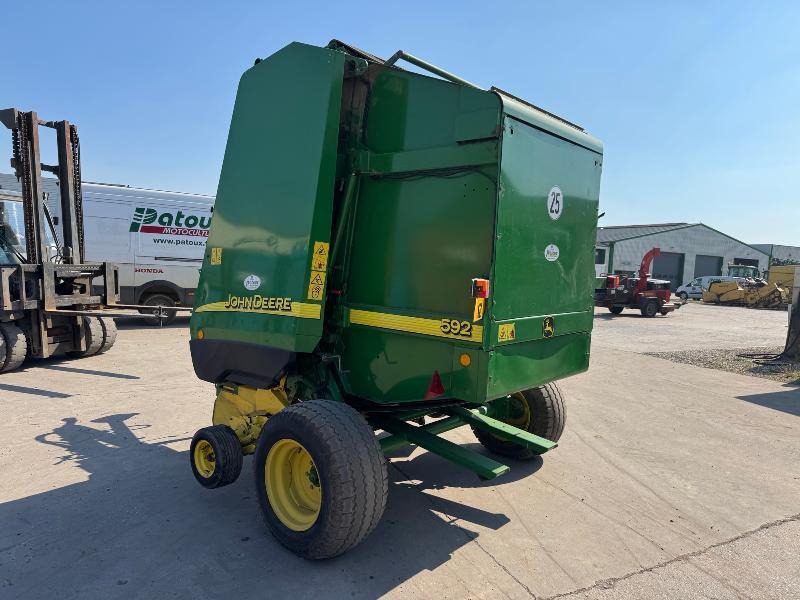 JOHN DEERE 592 - מכונת צרור עגולה: תמונה 2 JOHN DEERE 592 - מכונת צרור עגולה: תמונה 2