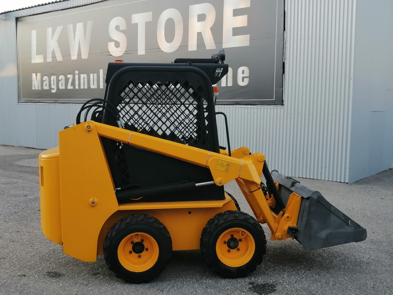 Bobcat Front Loader Ram Italia FM 120 – Hammer Installation - מעמיס היגוי החלקה: תמונה 2 Bobcat Front Loader Ram Italia FM 120 – Hammer Installation - מעמיס היגוי החלקה: תמונה 2