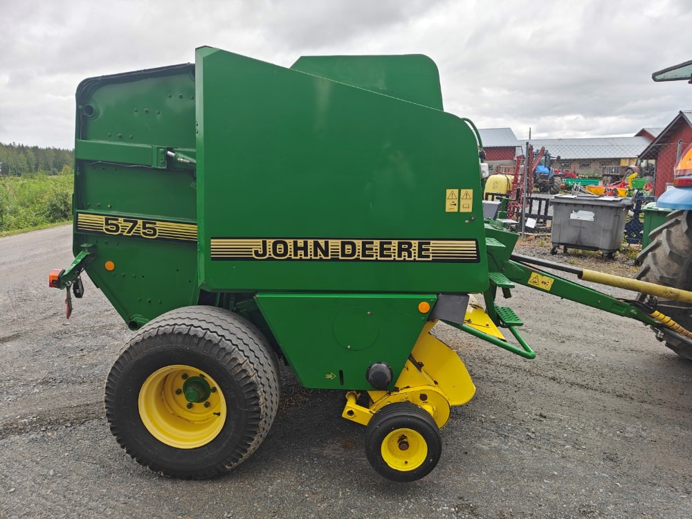 JOHN DEERE Pyöröpaalain 575 - מכונת צרור עגולה: תמונה 4 JOHN DEERE Pyöröpaalain 575 - מכונת צרור עגולה: תמונה 4