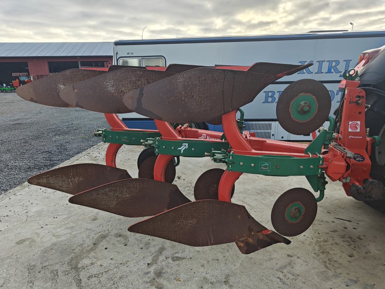 KVERNELAND E 160-8 - 3-siipinen paluuaura - מחרשה: תמונה 4 KVERNELAND E 160-8 - 3-siipinen paluuaura - מחרשה: תמונה 4