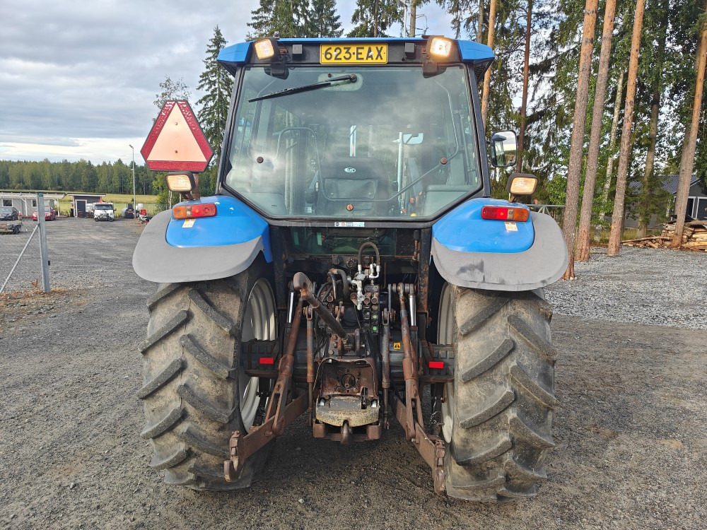 New Holland TS100, ES vaihteisto, ilmastointi, etukuormaaja Ålö Q55, katso video! - טרקטור חקלאי: תמונה 4 New Holland TS100, ES vaihteisto, ilmastointi, etukuormaaja Ålö Q55, katso video! - טרקטור חקלאי: תמונה 4